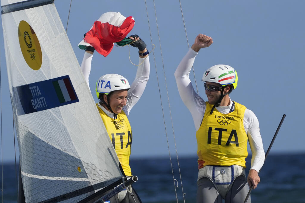 EBE 26 Fudžisawa - Na snímke talianski jachtári Ruggero Tita (vpravo) s Caterinou Bantiovou získali na XXXII. letných OH 2020 v Tokiu zlatú medailu v triede Nacra 17 v utorok 13. augusta 2021. FOTO TASR/AP
Italy's Ruggero Tita and Caterina Banti celebrate after placing first in the mixed Nacra 17 medal raceat the 2020 Summer Olympics, Tuesday, Aug. 3, 2021, in Fujisawa, Japan. (AP Photo/Gregorio Borgia)