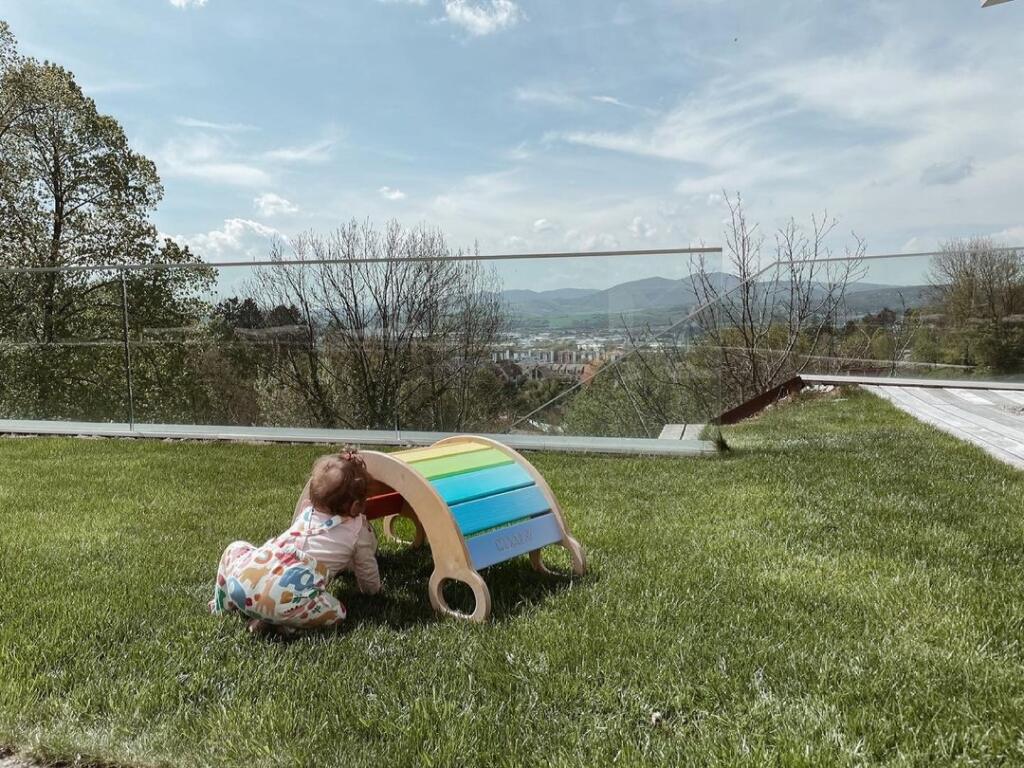 Malá Bella má už rok a v luxusnom sídle ich rodičov si môže užívať aj takýto výhľad.