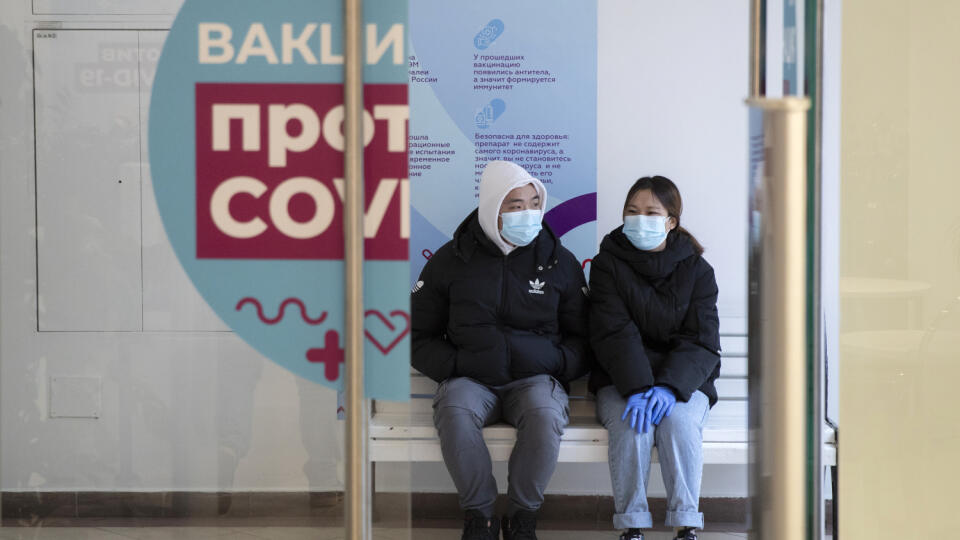WA 25 Moskva - Pár čaká v rade na očkovanie vakcínou Sputnik V proti ochoreniu COVID-19 v očkovacom centre, ktoré sa nachádza v nákupnom centre GUM v Moskve v stredu 20. januára 2021. FOTO TASR/AP
A couple wait in a queue to get a shot of Russia's Sputnik V coronavirus vaccine at a vaccination center in GUM State Department store in Moscow, Russia, Wednesday, Jan. 20, 2021. Russia started a mass coronavirus vaccination campaign on Monday. (AP Photo/Pavel Golovkin)