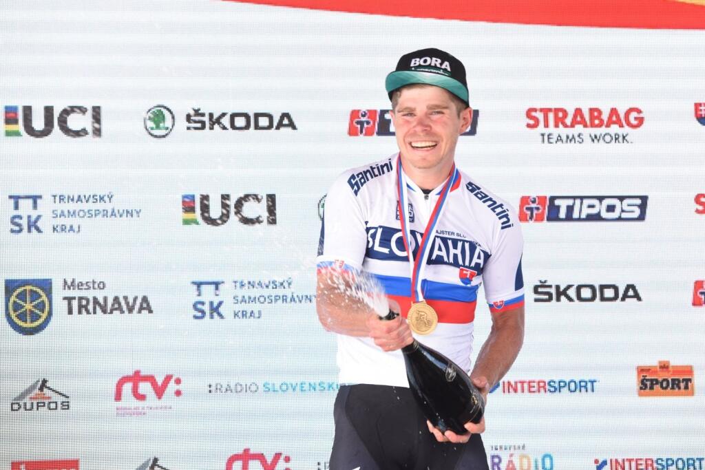 Majstrom Slovenska sa stal Petrov brat Juraj. Ten mohol na pódiu od radosti búchať šampanské.