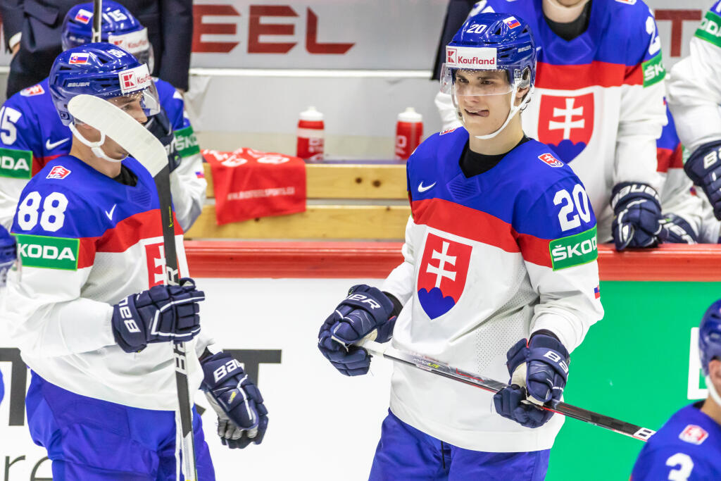 Na snímke je Juraj Slafkovský počas úvodného zápasu slovenskej hokejovej reprezentácie v ľadovom hokeji proti Francúzsku.