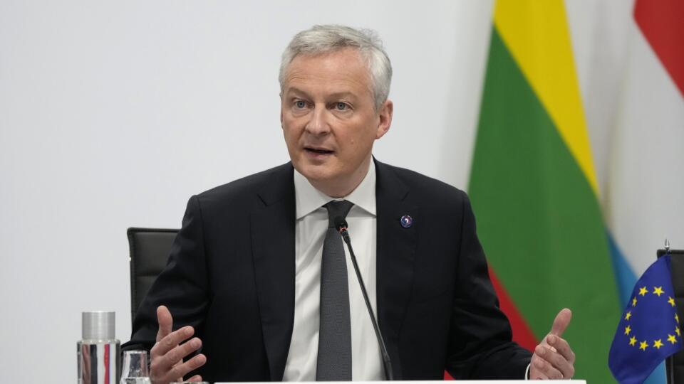 JB 20 Paríž - Francúzsky minister financií Bruno Le Maire rozpráva počas stretnutia ministrov financií členských krajín EÚ v Paríži 25. februára 2022. Lídri EÚ sa na štvrtkovom mimoriadnom summite dohodli, že na Rusko uvalia sankcie, ktoré budú mať