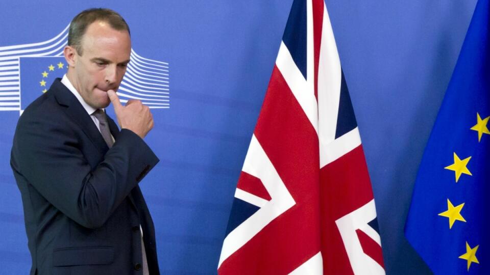 WA 16 archív Brusel - NA archívnej snímke z 31. augusta 2018 britský minister pre brexit Dominic Raab čaká v sídle EÚ v Bruseli. Raab rezignoval na svoju funkciu vo štvrtok 15. novembra 2018. FOTO TASR/AP
FILE - In this Friday, Aug. 31, 2018 file photo Britain's Secretary of State for Exiting the European Union Dominic Raab waits at EU headquarters in Brussels. Brexit secretary Dominic Raab resigned his position on Thursday, Nov. 15, 2018. The resignation deals a huge blow to Theresa May's g