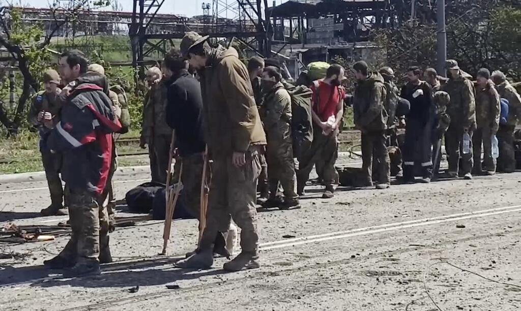 KK15 Mariupol - Na videosnímke ukrajinskí vojaci opúšťajú obliehaný oceliarsky závod Azovstaľ v Mariupole na Ukrajine 18. mája 2022. FOTO TASR/AP
In this photo taken from a video released by the Russian Defense Ministry Press Service on Wednesday, May 18, 2022, shows Ukrainian servicemen after they left the besieged Azovstal steel plant in Mariupol, Ukraine. (Russian Defense Ministry Press Service via AP)