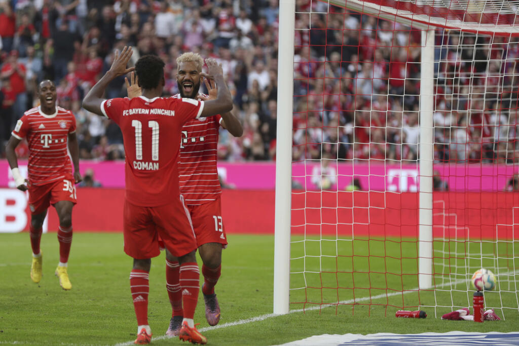 JB 22 Mníchov - Hráč Bayernu Eric Maxim Choupo-Moting (vpravo) oslavuje so spoluhráčom Kingsleyom Comanom po tom, ako strelil šiesty gól vo futbalovom zápase nemeckej Bundesligy Bayern Mníchov - FSV Mainz 05 v Mníchove 29. októbra 2022. FOTO TASR/AP
Bayern's Eric Maxim Choupo-Moting, right, celebrates with teammate Bayern's Kingsley Coman, after scoring his side 6th goal during the Bundesliga soccer match between Bayern Munich and Mainz at the Allianz Arena in Munich, Germany, Saturday, Oct. 29