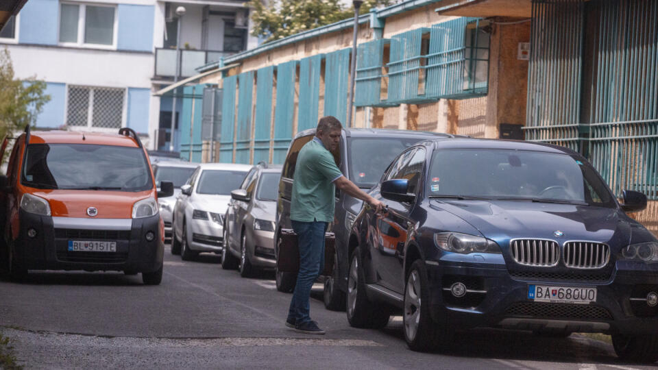 Paparazzi Róbert Fico, odchádza z kaštieľa vo vinosadoch do centráli Smeru na Súmračnej ulici