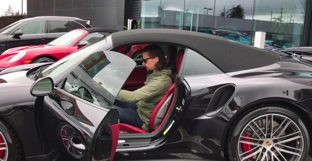 Švédsky hokejista Erik Karlsson jazdí na nadupanom Porsche 911 Turbo za 200-tisíc.