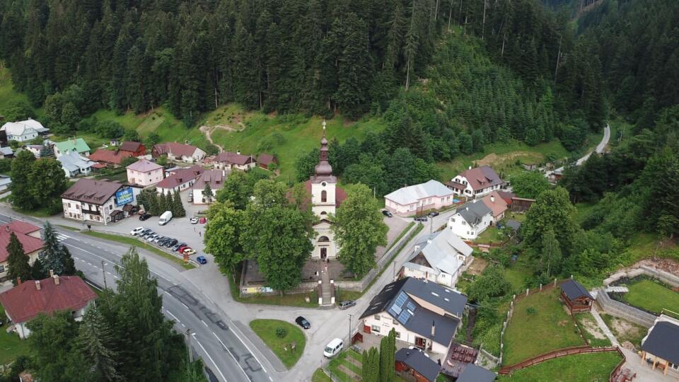 Obec leží v Starohorskej doline na rozhraní Veľkej Fatry a Nízkych Tatier.