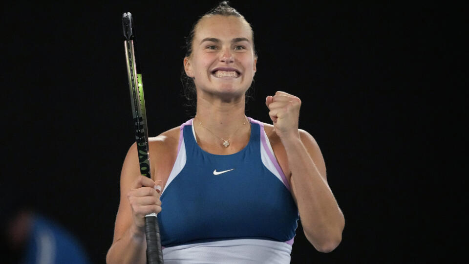 WA 63 Melbourne - Bieloruská tenistka Arina Sobolenková sa teší z výhry nad Poľkou Magdou Linetteovou v semifinále ženskej dvojhry na grandslamovom turnaji Australian Open v Melbourne vo štvrtok 26. januára 2023. Sobolenková zvíťazila 7:6 a 6:2. O svoj prvý grandslamový titul bude v sobotu bojovať s Kazaškou Jelenou Rybakinovou. FOTO TASR/AP
Aryna Sabalenka of Belarus reacts after winning a point against Magda Linette of Poland during their semifinal match at the Australian Open tennis champio