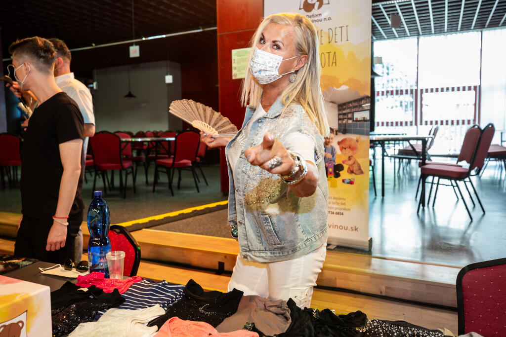 Charitatívny bazár Otta Weitera z vecí po jeho zosnulej manželke v bratislavskom Dome kultúry Zrkadlový háj. Na snímke Eva Máziková.