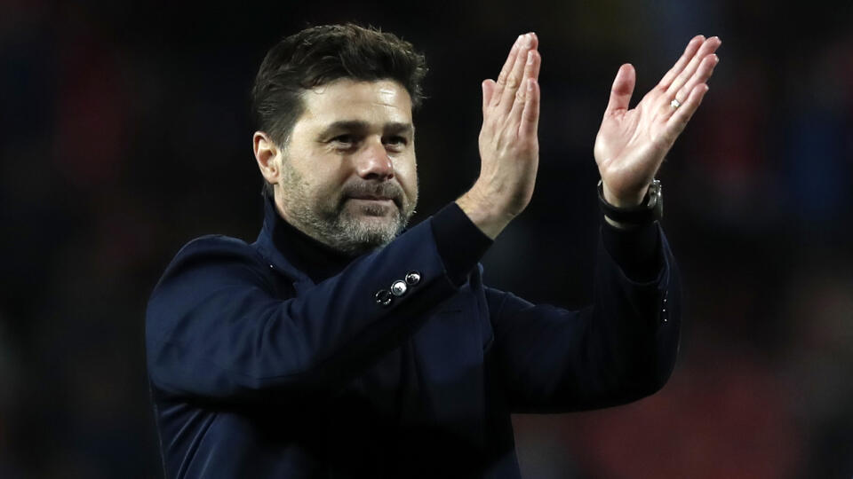 KK34 Belehrad - Na archívnej snímke zo 6. novembra 2019 Mauricio Pochettino tlieska po zápase Ligy majstrov medzi Red Star - Tottenham v Belehrade. Argentínčan Mauricio Pochettino sa stal novým trénerom futbalistov Paríža St. Germain. V sobotu 2. januára 2021 to oficiálne potvrdilo vedenie francúzskeho futbalového klubu. Vo funkcii nahradil Thomasa Tuchela a podpísal kontrakt do 30. júna 2022 s ročnou opciou. FOTO TASR/AP
FILE - In this Wednesday, Nov. 6, 2019 file photo, Mauricio Pochettino app