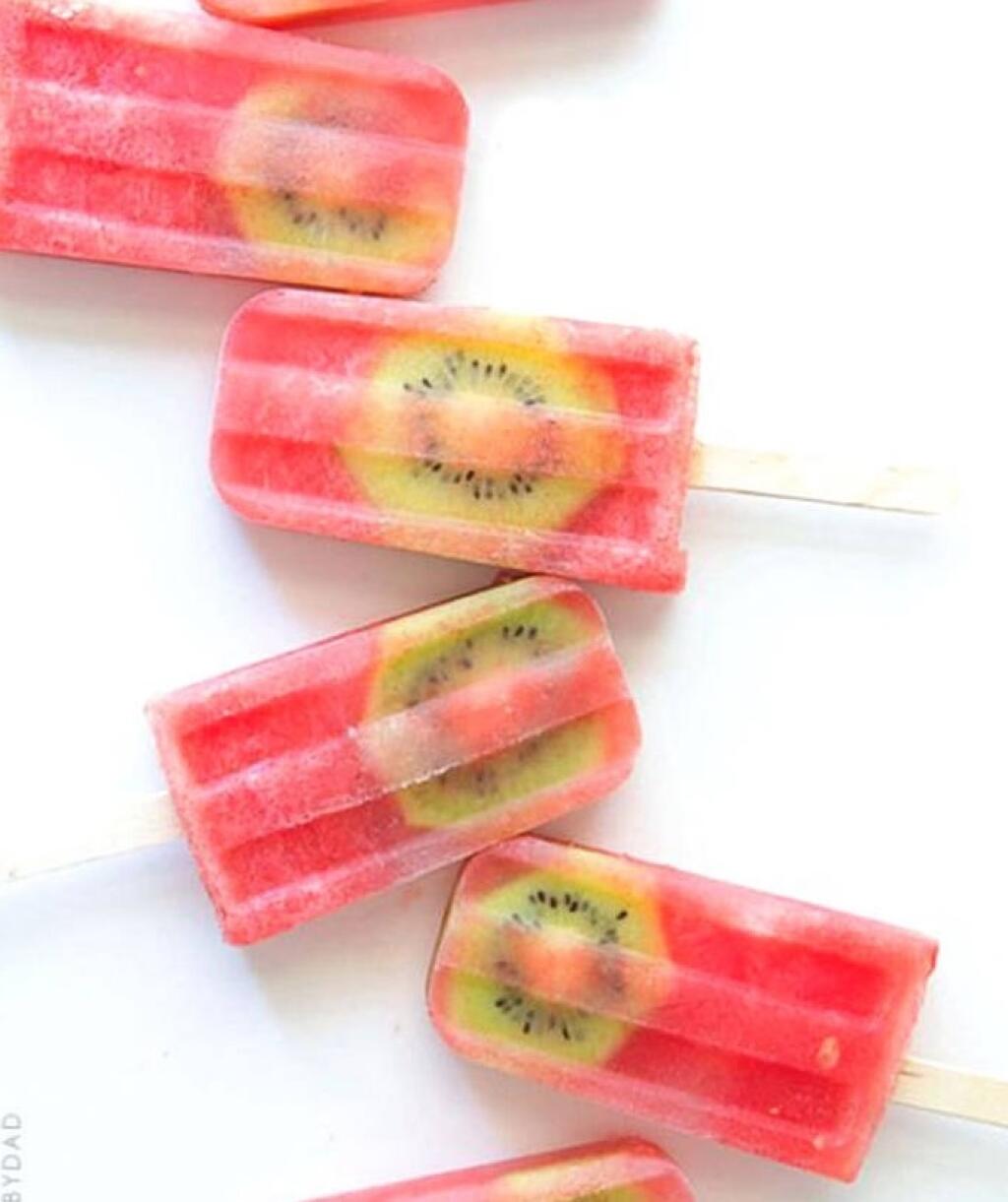 Z nakrájaného melónu v mixéri si urobíte smoothie a do nanukových nádobiek najskôr vložíte koliesko kivi, ktoré zalejete melónovou hmotou