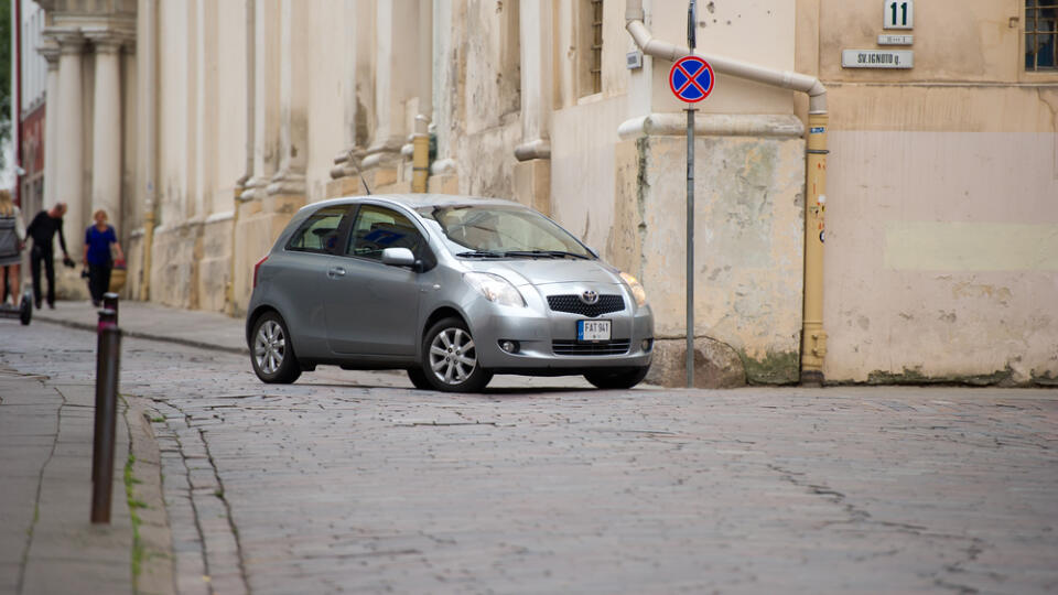 Vilnius,-,Aug,9:,Toyota,Yaris,In,Vilnius,Old,Town