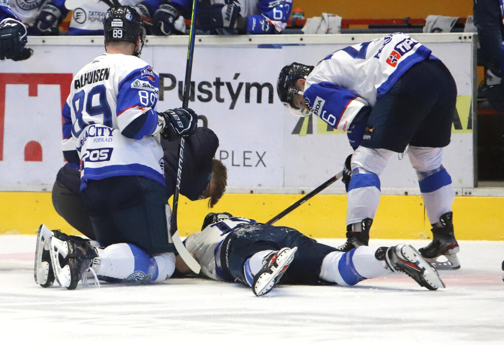 Na snímke zľava Miko Dalhuisen, zranený David Skokan a Marek Hudec (všetci Poprad) v piatom zápase finále Kaufland Play off Tipos extraligy v hokeji HKM Zvolen - HK Poprad vo Zvolene 6. mája 2021. FOTO TASR - Ján Krošlák