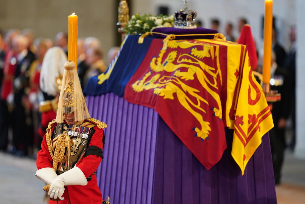 Rakva s telesnými pozostatkami zosnulej britskej kráľovnej Alžbety II. na katafalku je umiestnená vo Westminster Hall, najstaršej časti Westminsterského paláca v Londýne 14. septembra 2022. Alžbetina rakva bude od stredy na štyri dni vystavená so štátnymi poctami vo Westminster Hall, najstaršej časti Westminsterského paláca. Pohreb sa uskutoční 19. septembra.