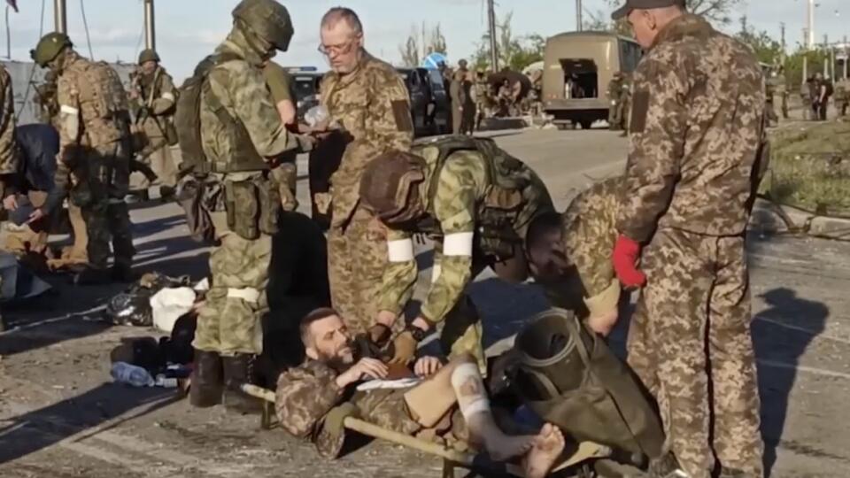 Moskva tvrdí, že 256 ukrajinských vojakov z Azovstaľu sa vzdalo