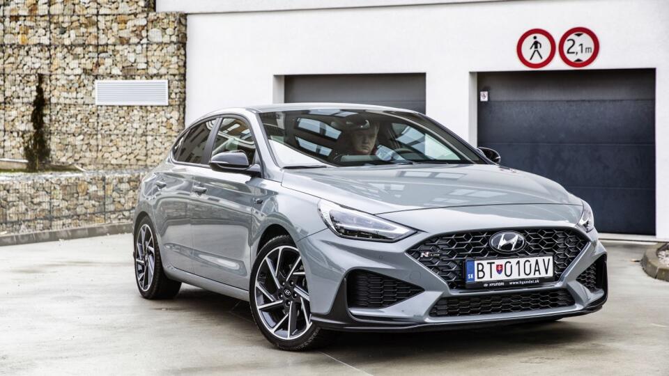 S VÝRAZNEJŠOU TVÁROU
Model i30 po facelifte charakterizuje nový tvar
svetlometov a výraznejšia maska chladiča.
Sekne mu sivá aj 18-palcové disky kolies.