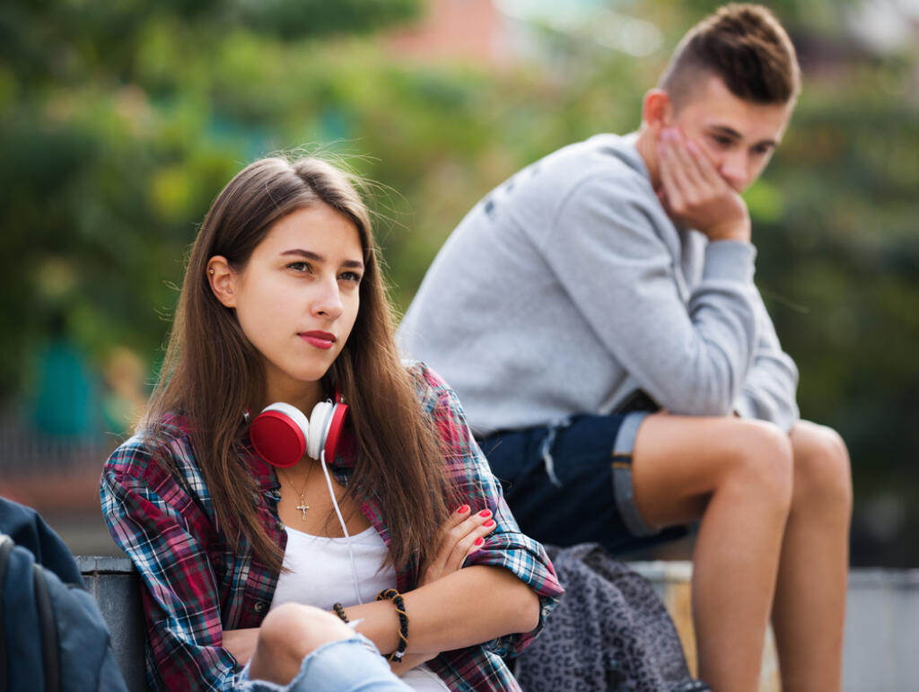 Phoning a friend 6. Любвеобильные девушки подростки. Подростки пара лица Сток. Фотографии пар подростков спорят. Подросток имеет женщину.