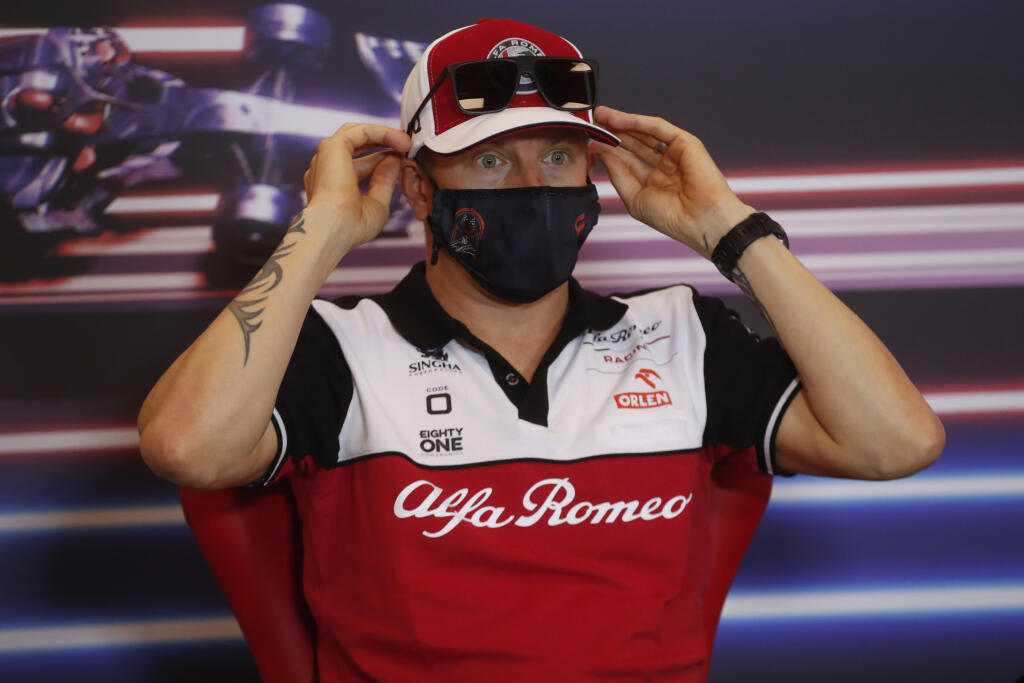 EBE 14 Monako - Na snímke fínsky pilot formuly 1 Kimi Räikkönen z tímu Alfa Romeo s ochranným rúškom počas tlačovej konferencie pred nedeľnou Veľkou cenou Monaka, piatym podujatím tohtoročného seriálu Veľkých cien Formuly 1 na mestskom okruhu v Monte Carle v Monaku v stredu 19. mája 2021. FOTO TASR/AP
Alfa Romeo driver Kimi Raikkonen of Finland attends a press conference ahead of Sunday's Formula One race, in Monaco, Wednesday, May 19, 2021. (Sebastien Nogier, Pool via AP)