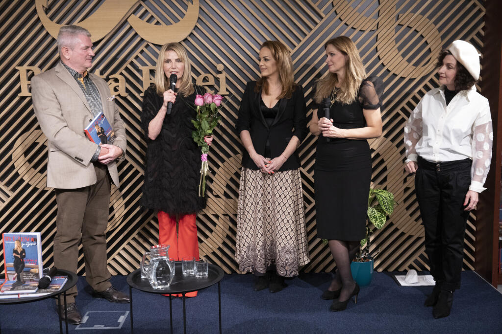 Krst knihy Emmy Tekelyovej ,, Byť ženou je úžasné “.
Na snímke Miloš Bubán, Emma Tekelyová, Karin Hajdu, Katarína Brychtová, Beáta Dubasová,