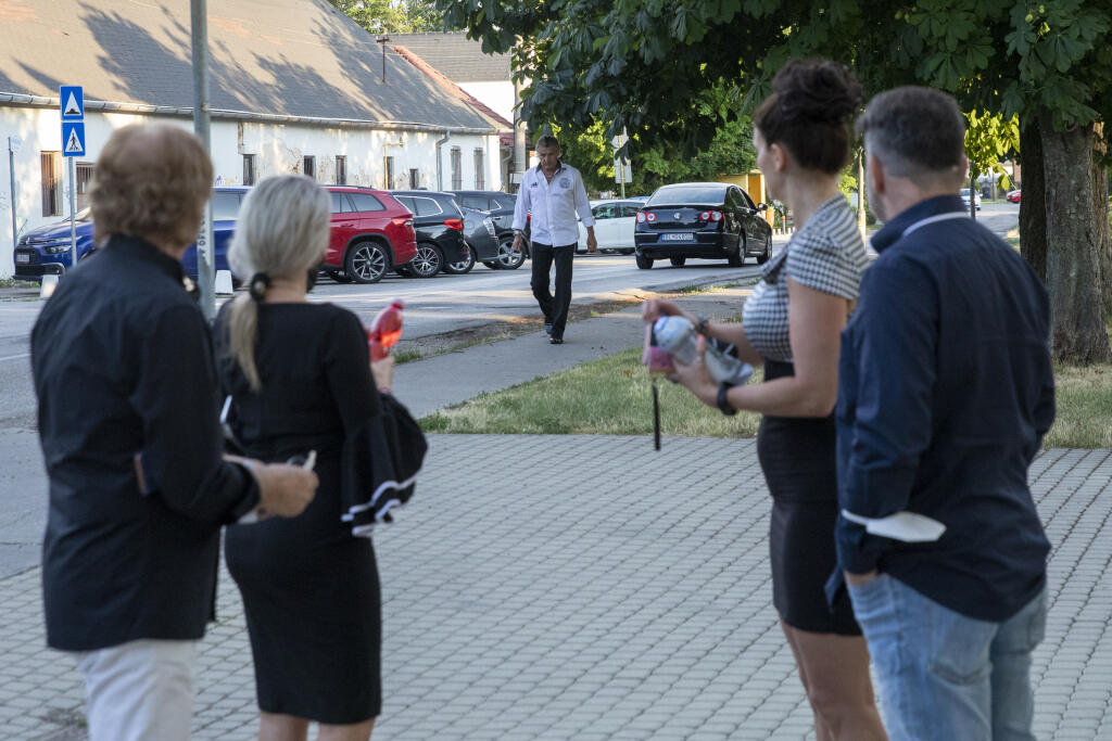 Svätá omša za Andreu Fischer v kostole v Dunajskej Lužnej.
Na obr. Jozef Ivaska , Andrea Weiterová, Petra Maxin, Noro Mezsároš, Otto Weiter
