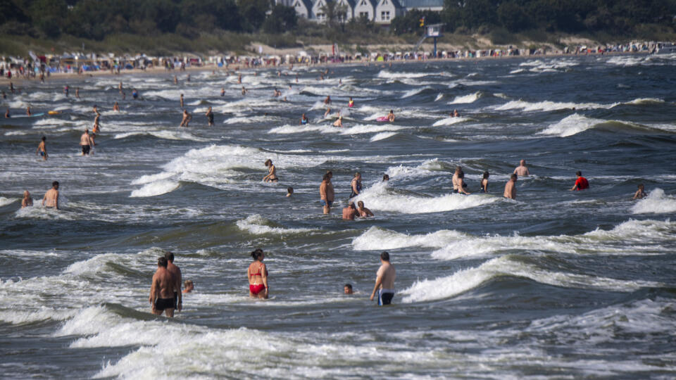 EBE 8 Ahlbeck - Ľudia sa kúpu v Baltskom mori na pláži ostrova Usedom za slnečného dňa v Ahlbecku v Nemecku vo štvrtok 25. augusta 2022. FOTO TASR/AP


People bath in the Baltic Sea at the beach of the Island of Usedom on a sunny day in Ahlbeck, Germany, Thursday, Aug. 25, 2022. (Stefan Sauer/dpa via AP)