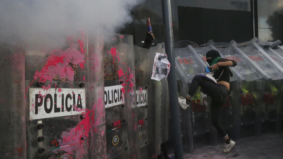 KK9 Mexico City - Demonštranti za legalizáciu interrupcií počas kolízie s políciou 28. septembra 2020 v Mexico City. Stovky žien vyšli v pondelok do ulíc mexického hlavného mesta na protest za legalizáciu interrupcií v celom Mexiku. Dostali sa aj do potýčok s políciou po tom, čo niektoré z nich počas protestu kladivami rozbíjali dvere a okná. FOTO TASR/AP
Abortion-rights demonstrators clash with the police during the