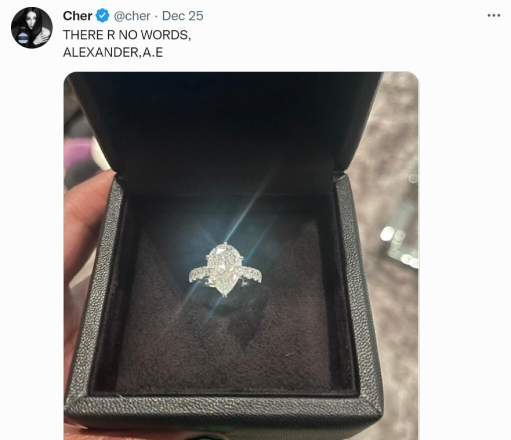 Na prvý sviatok vianočný Cher na sociálnej sieti twitter zverejnila fotografiu krásneho diamantového prsteňa v škatuľke.
