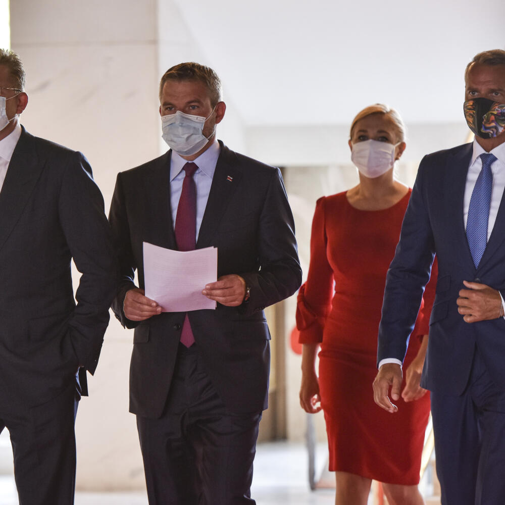 Príchod podpredsedov Smeru Petra Pellegriniho, Richarda Rašiho, Petra Žigu a exministerky vnútra Denisy Sakovej na spoločný brífing.