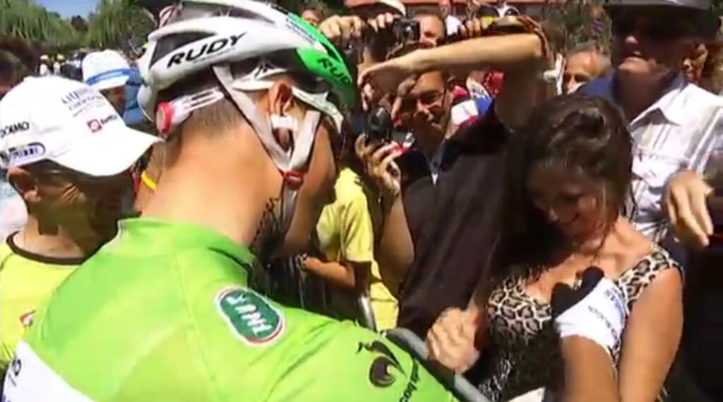 Peter Sagan sa na Tour de France v roku 2012 podpísal fanúšičke na prsia.