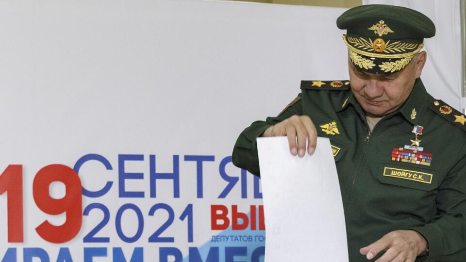 WA 19 Moskva - Ruský minister obrany Sergej Šojgu volí vo volebnej miestnosti v Moskve počas parlamentných volieb v Rusku v piatok 17. septembra 2021. V Rusku sa začali voľby do zastupiteľstiev rôzneho stupňa. Ako prvé sa otvorili volebné miestnosti na ruskom Ďalekom východe. Hlasovanie bude pre pandémiu koronavírusu trvať tri dni, až do nedele 19. septembra. Občania Ruskej federácie majú možnosť voliť poslancov Štátnej dumy a ďalších zastupiteľských orgánov. Polovicu zo 450 poslancov Štátnej du