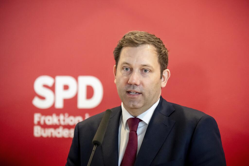 JB 21 Berlín - Predseda Sociálnodemokratickej strany Nemecka (SPD) Lars Klingbeil rozpráva s novinármi po stretnutí parlamentnej skupiny SPD v Berlíne 26. februára 2025. Po predčasných parlamentných voľbách v Nemecku, parlamentná skupina SPD zvolila Larsa Klingbeila za svojho nového predsedu. FOTO TASR/AP 

Lars Klingbeil, SPD Federal Chairman, speaks after the SPD parliamentary group meeting in the Bundestag, in Berlin, Wednesday, Feb. 26, 2025 . Following the Bundestag elections, the SPD parli