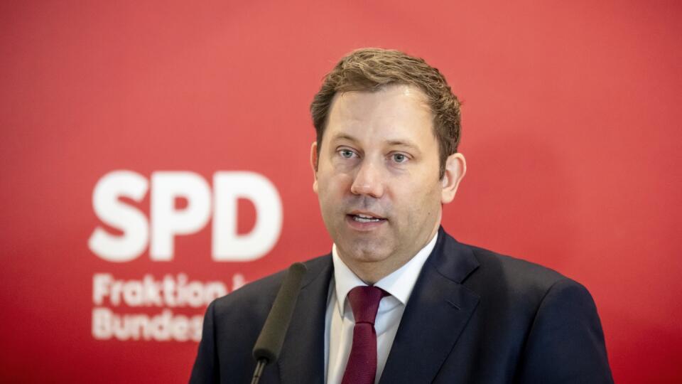 JB 21 Berlín - Predseda Sociálnodemokratickej strany Nemecka (SPD) Lars Klingbeil rozpráva s novinármi po stretnutí parlamentnej skupiny SPD v Berlíne 26. februára 2025. Po predčasných parlamentných voľbách v Nemecku, parlamentná skupina SPD zvolila Larsa Klingbeila za svojho nového predsedu. FOTO TASR/AP
Lars Klingbeil, SPD Federal Chairman, speaks after the SPD parliamentary group meeting in the Bundestag, in Berlin, Wednesday, Feb. 26, 2025 . Following the Bundestag elections, the SPD parli