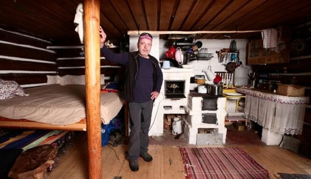 Matej Landl (57), herec: Vlastní drevenicu na Kysuciach, a hoci tam stále pracuje, oddýchne si. Jeho chalupa má viacero vychytávok. Napríklad dymiacu strechu či „sprchový stred,“ do ktorého keď si nanosia vo vedrách vodu, môžu sa v zime kúpať vnútri. V lete sa umývajú a kúpu vo vani, ktorú majú vonku pri studničke. Jeho chalupa je bez kanalizácie, elektriny a vody, no hercovi to vôbec neprekáža.