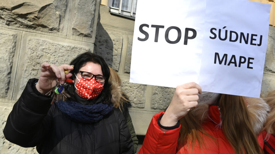 Na snímke zamestnankyňa súdu štrngá kľúčami počas protestu proti súdnej mape 15. marca 2022 pred Krajským súdom v Trenčíne. FOTO TASR - Radovan Stoklasa