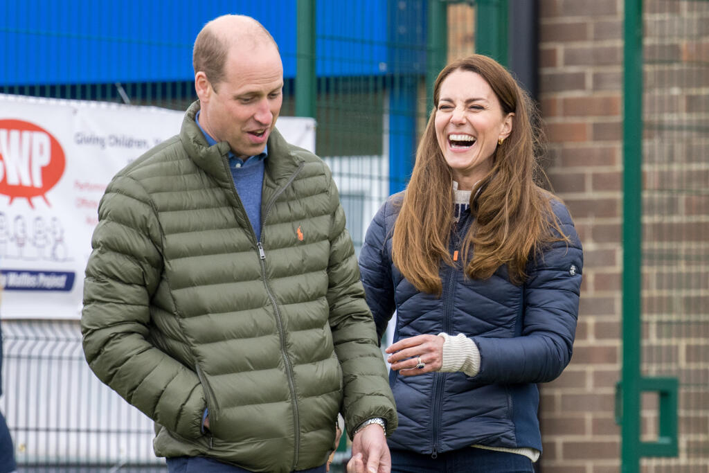 Počas návštevy detskej charity v grófstve Durham nás Kate opäť presvedčila, že sama je sčasti dieťaťom. Na ranči, ktorý poskytuje všakovaké voľnočasové aktivity pre mladých ľudí so špeciálnymi potrebami, si vojvodkyňa vyskúšala nielen golf (ktorý jej beznádejne nešiel), ale sadla si aj za volant traktora a pohladila si aj krásnu malú ovečku. V prvom rade sa však zhovárala a zabávala s tamojšou mládežou.