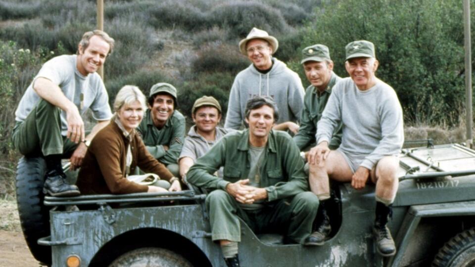 Zľava: Mike Farrell (83), Loretta Swit (84), Jamie Farr (88), Gary Burghoff (79), William Christopherson († 84), Alan Alda (86), Larry Linville († 60) a Harry Morgan († 96).