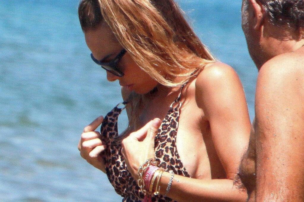 Francesco Totti si takto užíval v mori so svojou manželkou. Tá musela trochu bojovať s plavkami, aby jej náhodou nevybehlo to, čo nemalo.