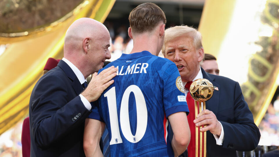 AZ12 East Rutherford - Na snímke vpravo prezident USA Donald Trump predáva cenu pre najlepšieho brankára šampionátu hráčovi Chelsea Colemu Palmerovi po výhre Chelsea nad PSG vo finále MS klubov v East Rutherforde 13. júla 2025. Futbalisti FC Chelsea sa stali druhýkrát v histórii víťazmi MS klubov FIFA. V nedeľňajšom finále na štadióne v americkom East Rutherford zdolali šampióna Ligy majstrov Paríž Saint-Germain 3:0. O osude zápasu rozhodli už v prvom polčase, keď sa dvakrát presadil Cole Palme