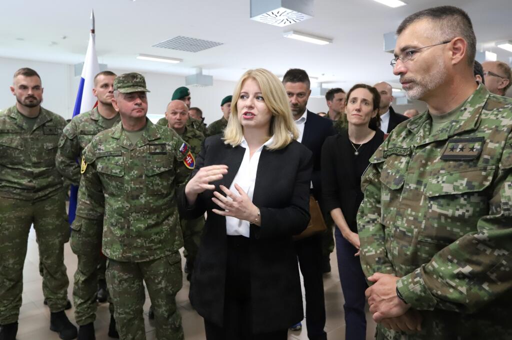 Na snímke prezidentka SR Zuzana Čaputová počas stretnutia s vojakmi v rámci návštevy v Centre výcviku Lešť v okrese Zvolen 7. júna 2023. FOTO TASR - Ján Krošlák

