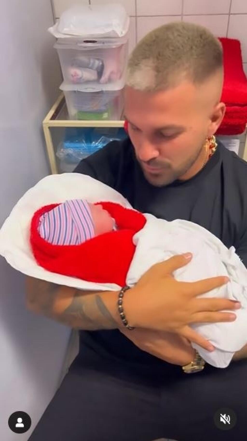 Eva si myslí, že Zuzana pôrod iba hrala.