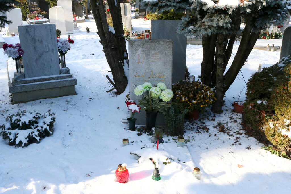 Ľudia: Karol Duchoň - hrob. Príbuzní známho slovenského speváka Karola Duchoňa nemala v januári 2016 zaplatené za jeho hrobové miesto na vrakuňskom cintoríne v Bratislave.