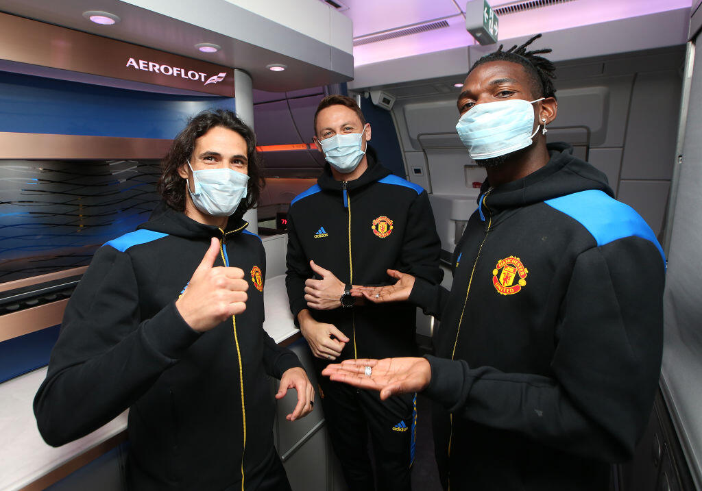 Trio Cavani, Matič a Pogba (zľava) si zjavne užívajú luxus dopravného prostriedku.