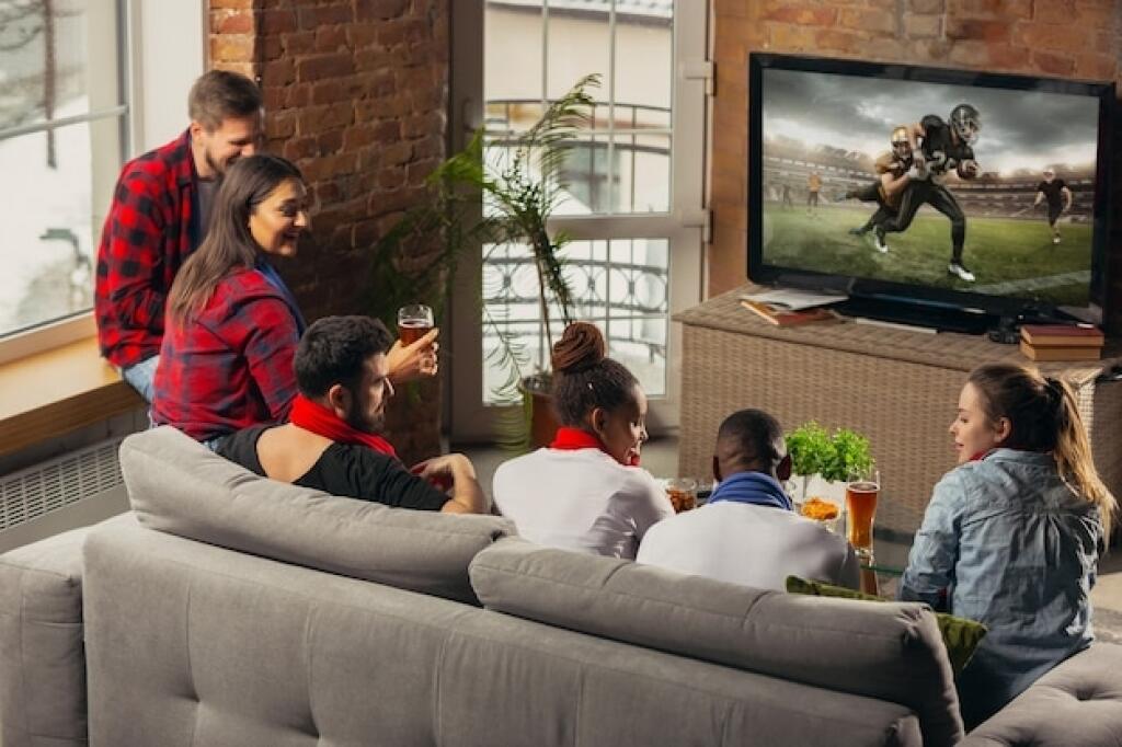 Televízor je často centrom zábavy počas návštev.