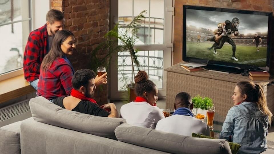 Televízor je často centrom zábavy počas návštev.