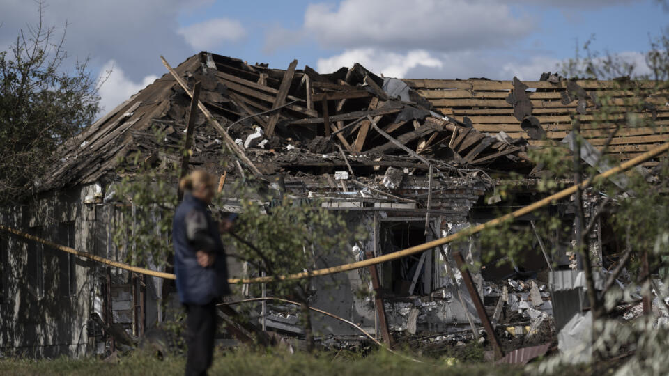 Žena stojí pred zničeným domom po ruskom raketovom útoku v meste Sloviansk, na východe Ukrajiny 6. septembra 2022. FOTO TASR/AP