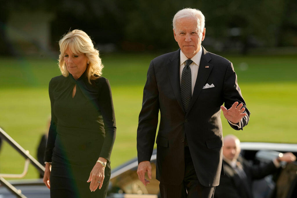 Na pohreb kráľovnej Alžbety II. v Londýne prišli politickí lídri, monarchovia aj zástupcovia diplomatických delegácií z celého sveta. Na fotke prvá dáma USA Jill Bidenová a prezident Joe Biden.