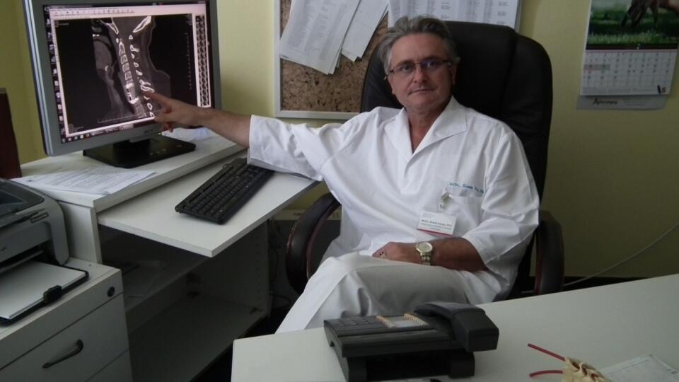 „Vymenený siedmy krčný stavec bolo treba zafixovalo dlahou, ktorú sme zastabilizovali dvomi skrutkami hole i dole,“ ukazuje CT snímok chrbtice Šimon Kónya.