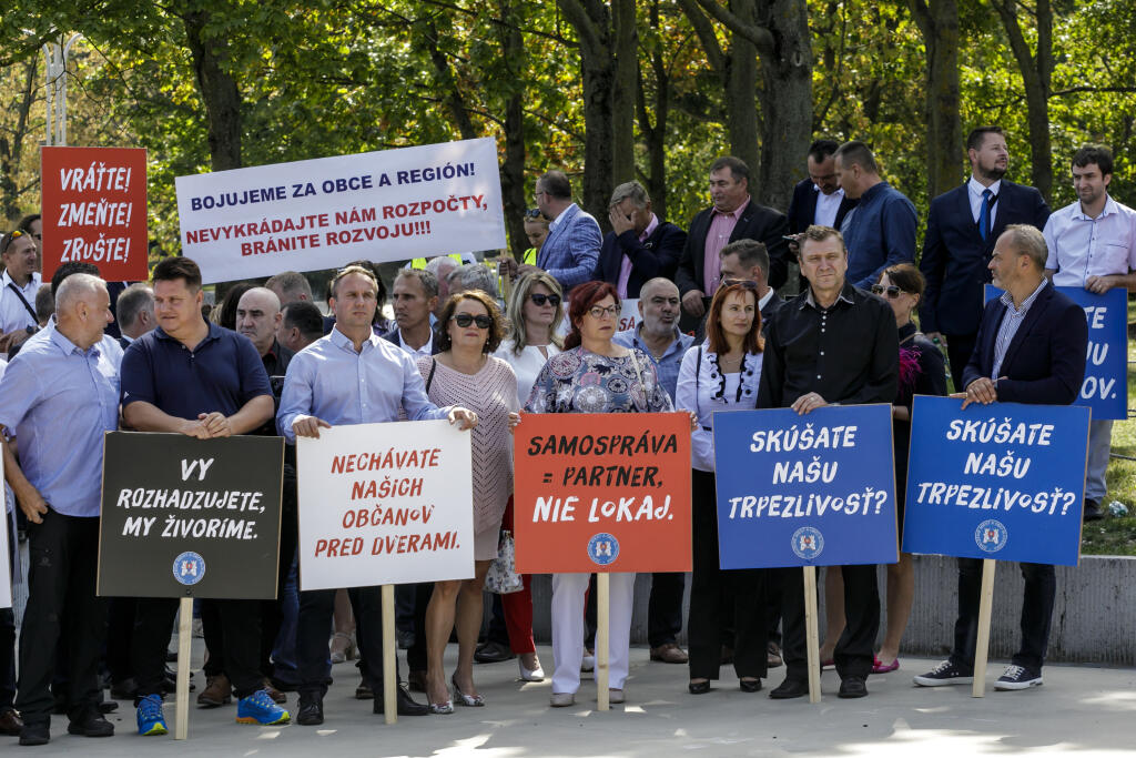 Snímka z protestu Združenia miest a obcí Slovenska (ZMOS) pred Úradom vlády SR v Bratislave 8. septembra 2022. FOTO TASR - Dano Veselský