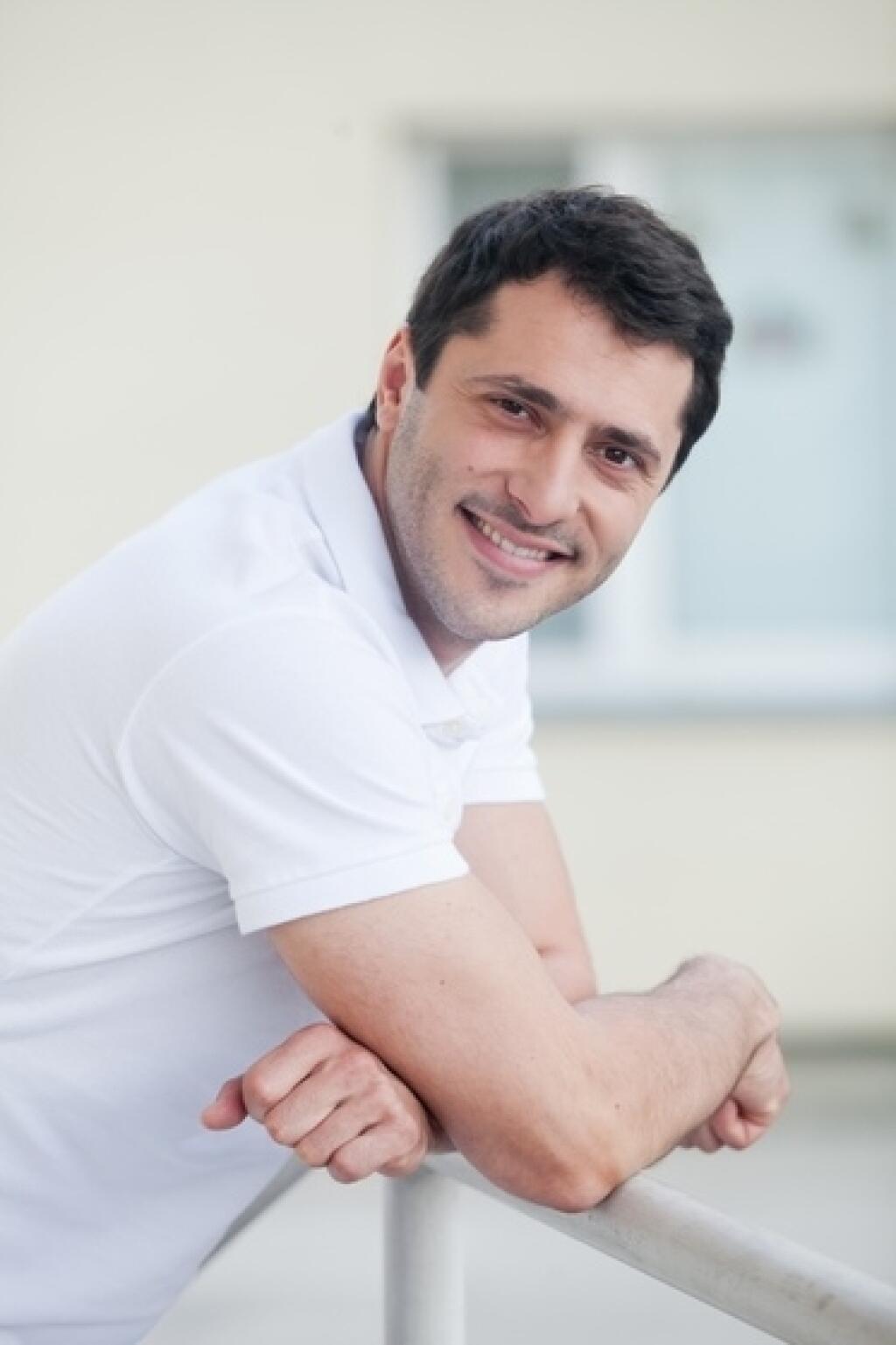 Miláčik žien si rolu otca vyskúšal najprv „na nečisto“ v obľúbenom seriály, ktorý si získal tisíce fanúšikov. Najkrajšie obdobie v živote ženy si však s manželkou užívali v súkromí a preto ani nečudo, že pohlavie bábätka do poslednej chvíle tajili.
